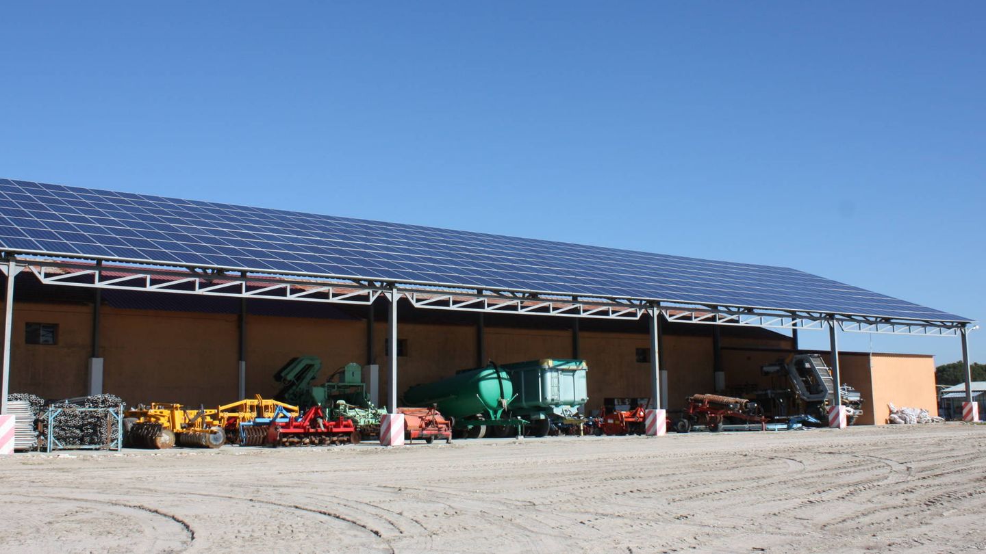 Una instalación fotovoltaica con éolica en Olmedo, Valladolid. (R. M.)