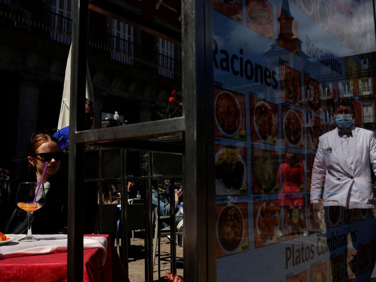 Foto: Una turista come en la Plaza Mayor de Madrid. (Reuters/Susana Vera)