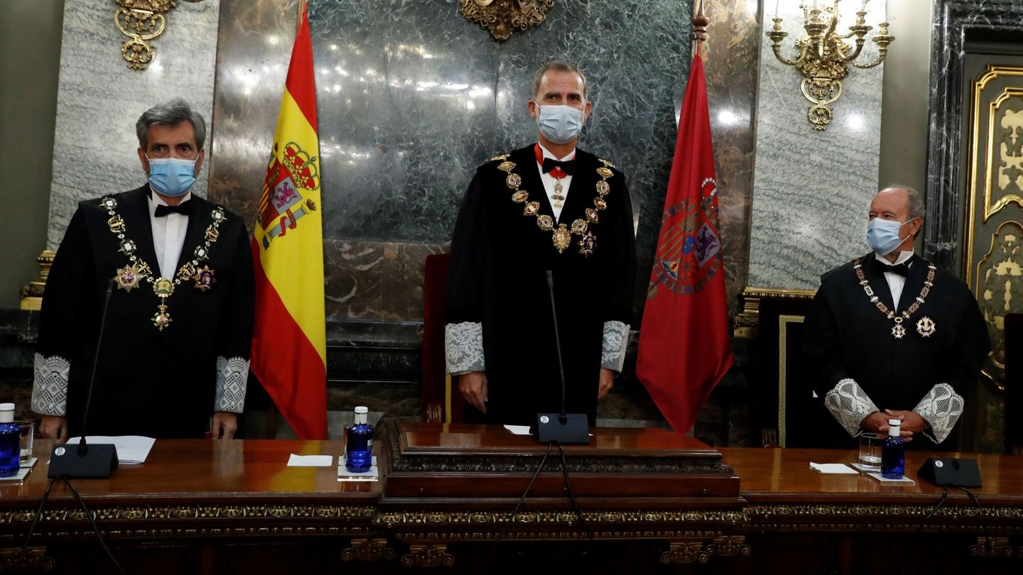 De izquierda a derecha: Lesmes, el Rey y el ministro de Justicia, Juan Carlos Campo. (EFE)