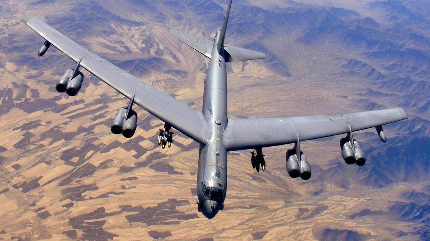 El bombardero B-52 de Estados Unidos, en pleno vuelo. (EC)
