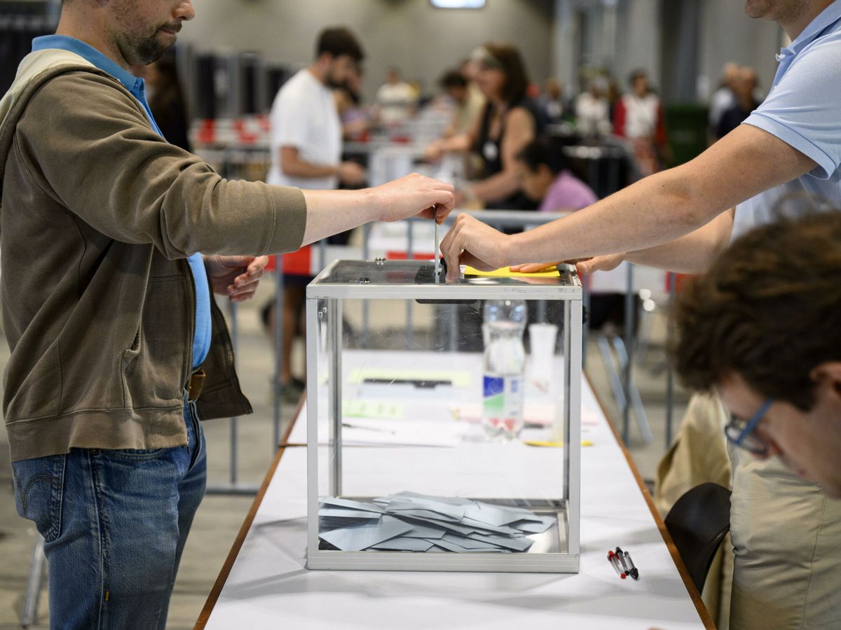 Foto: Ciudadanos franceses votando en las elecciones legislativas de Francia 2024. ( EFE EPA/LAURENT GILLIERON)