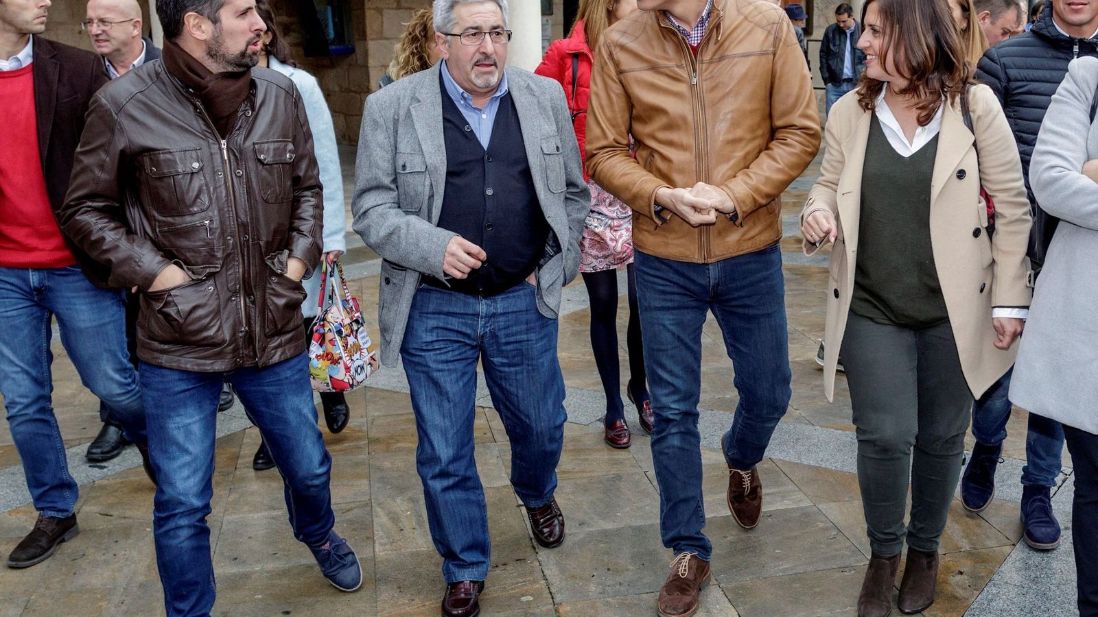 Foto: Pedro Sánchez, con el alcalde de Oña, Burgos (2i), y los líderes del PSOE en Castilla y León y Burgos, Luis Tudanca y Esther Peña, este 8 de noviembre. (EFE)