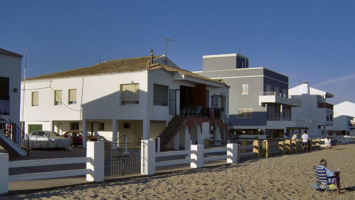 Miles de casas y hoteles en primera línea de playa quedan en el aire al vencer la concesión