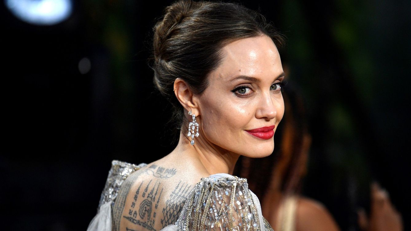 Angelina Jolie vuelve a apostar por una de las firmas fetiche de Meghan Markle