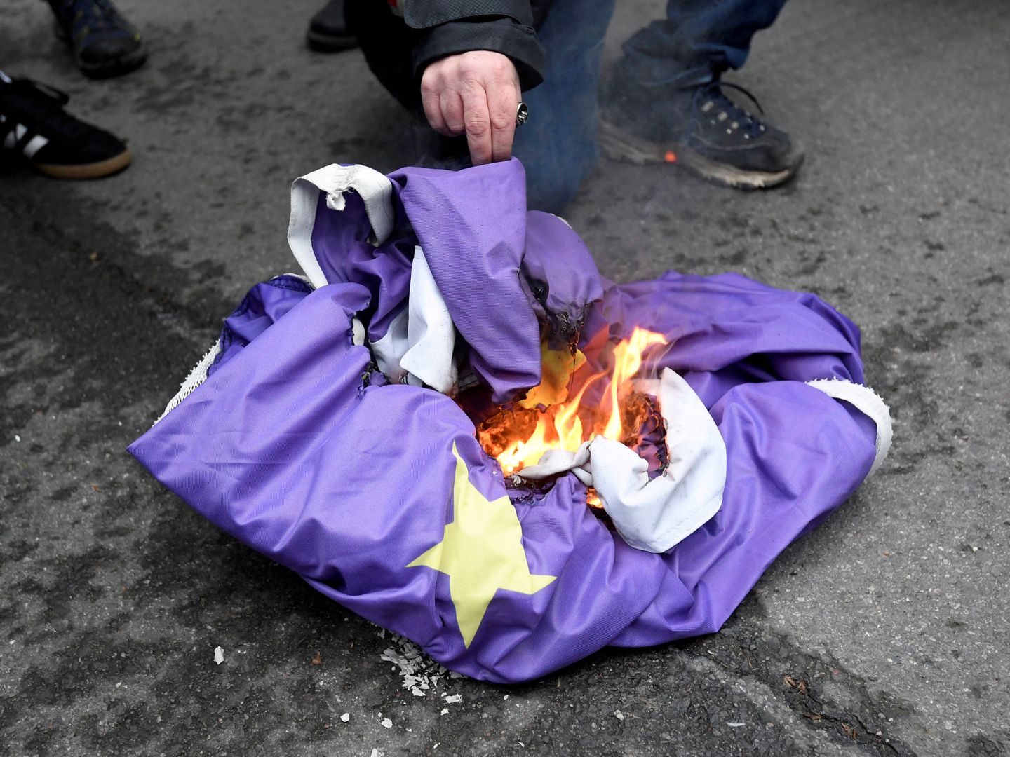 Una persona quema una bandera europea durante una manifestación pro-Brexit. (Reuters)