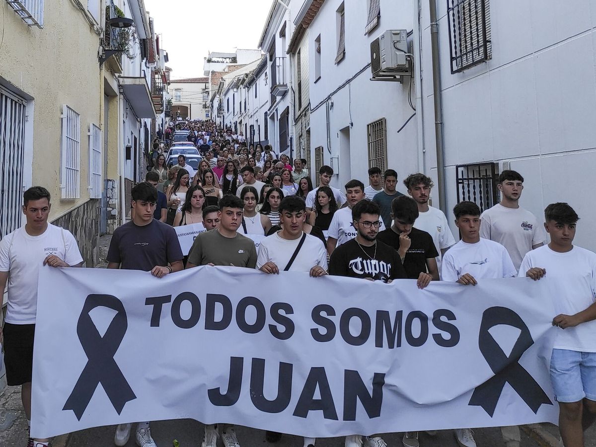 Foto: Una concentración pacífica recuerda al joven fallecido en Íllora. (EFE/Salva Rodríguez)