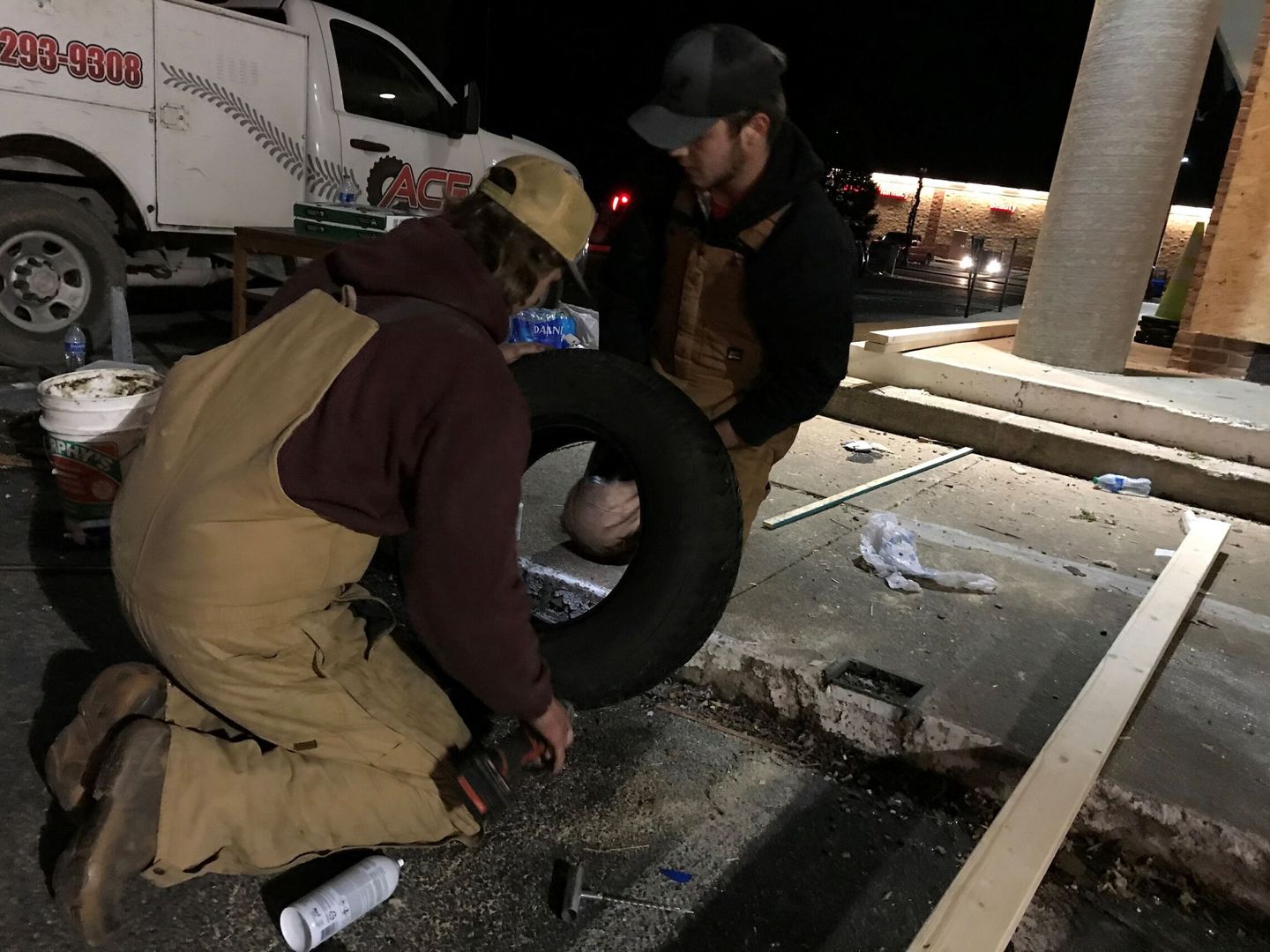 Dos hermanos arreglan el neumático de una ambulancia en Mayfield, Kentucky. (EFE Álvaro Blanco) 