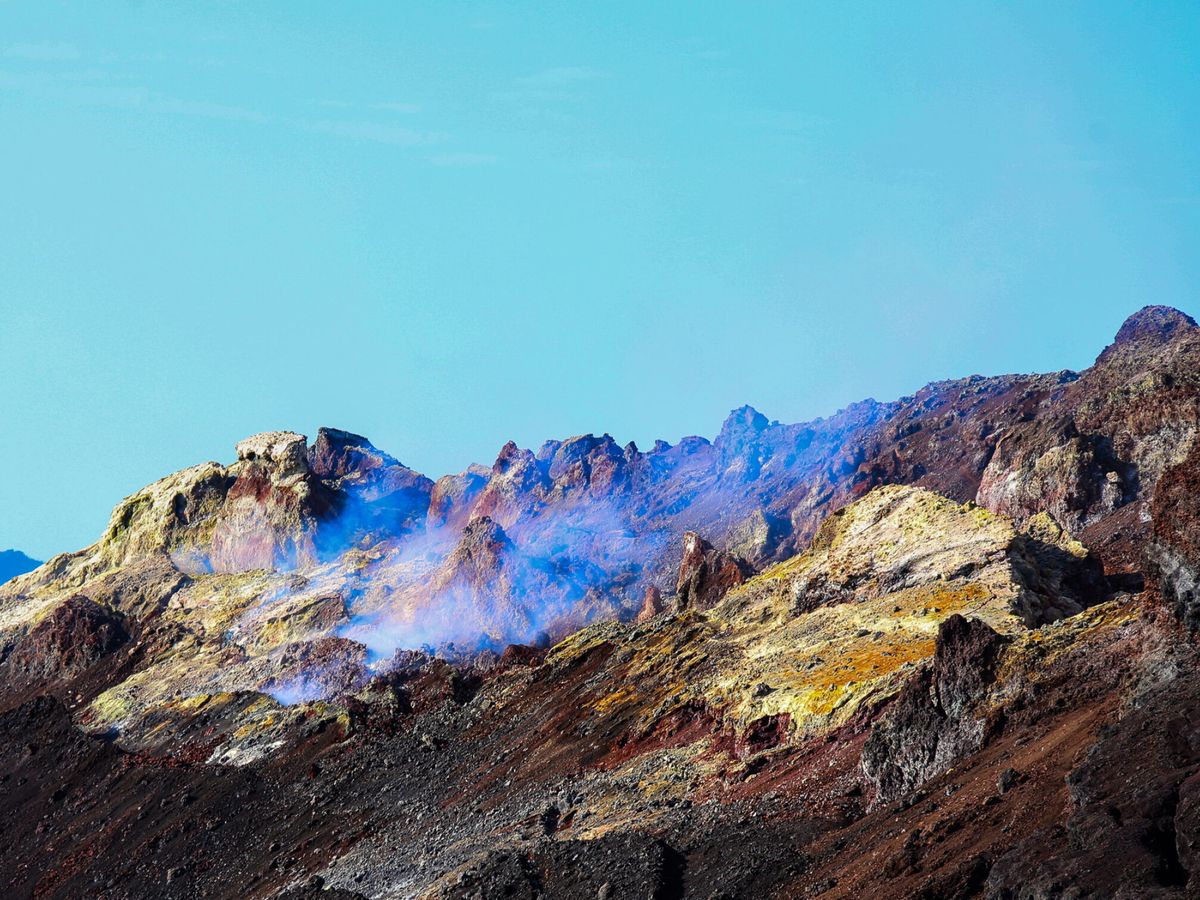 Foto: El entorno del cono del volcán Tajogaite, en el Parque Natural Cumbre Vieja. (EFE/Luis G Morera)