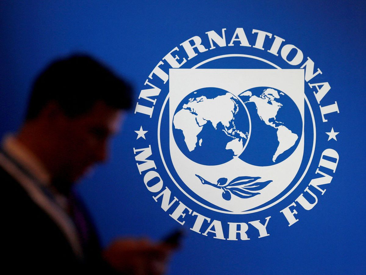 Foto: Una persona camina delante del logotipo del Fondo Monetario Internacional. (Reuters/Johannes P. Christo)