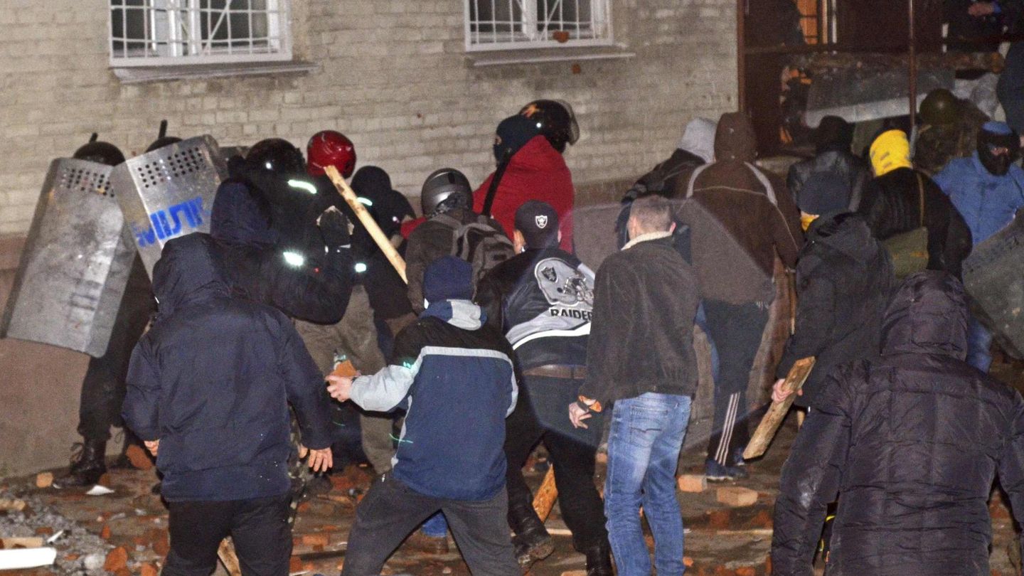 Opositores atacan a policías en la ciudad de Rivne, al oeste de Ucrania (Reuters).