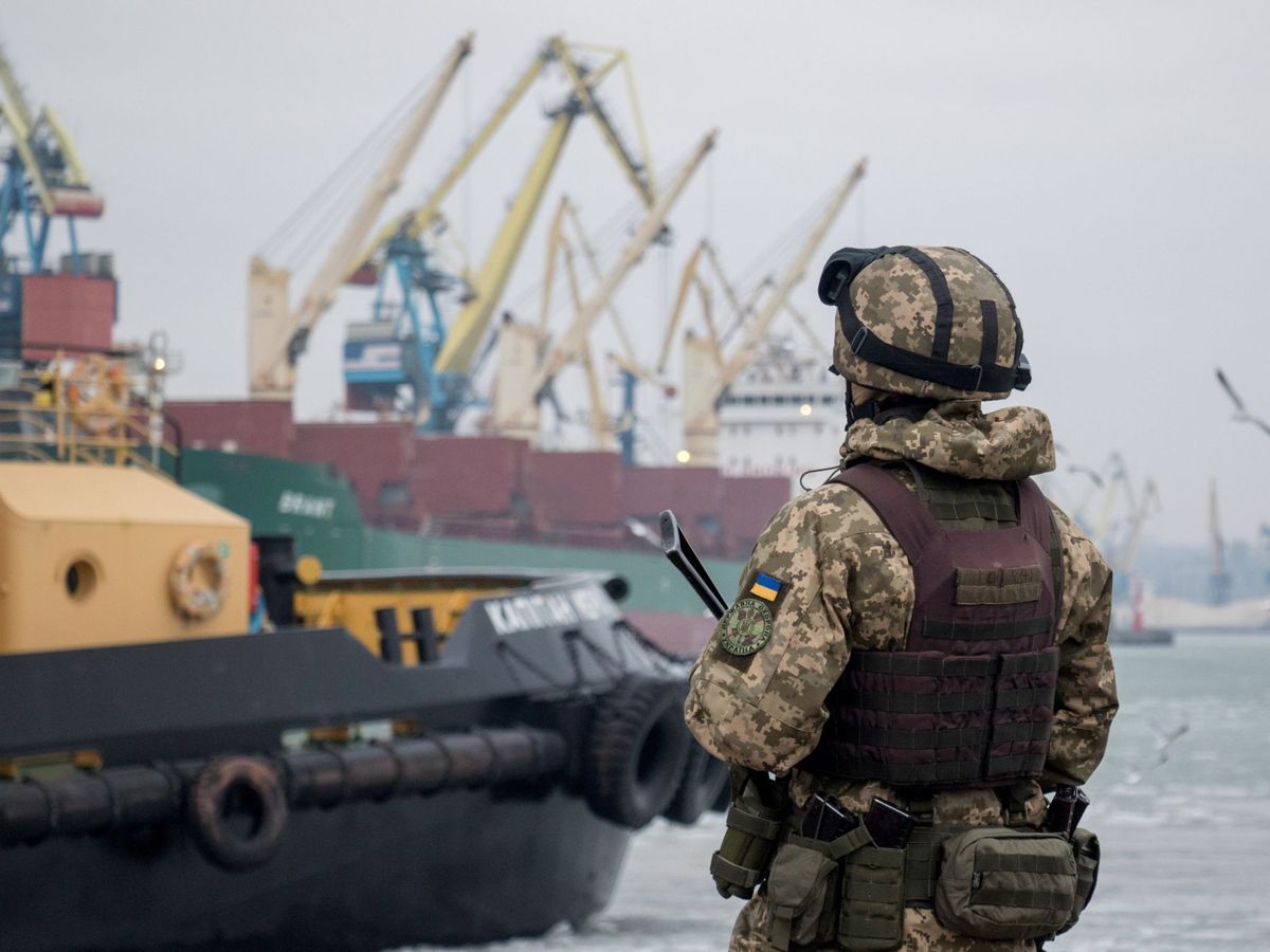 Foto: Un soldado ucraniano vigila el puerto de Azov en Mariúpol.  (EFE)