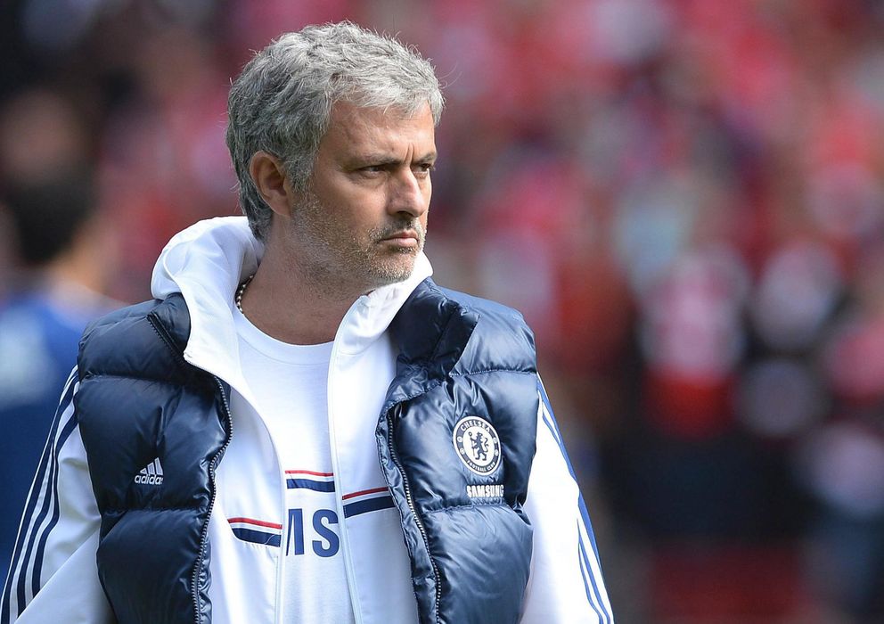 Foto: Mourinho, con gesto serio, durante el Liverpool-Chelsea (EFE)