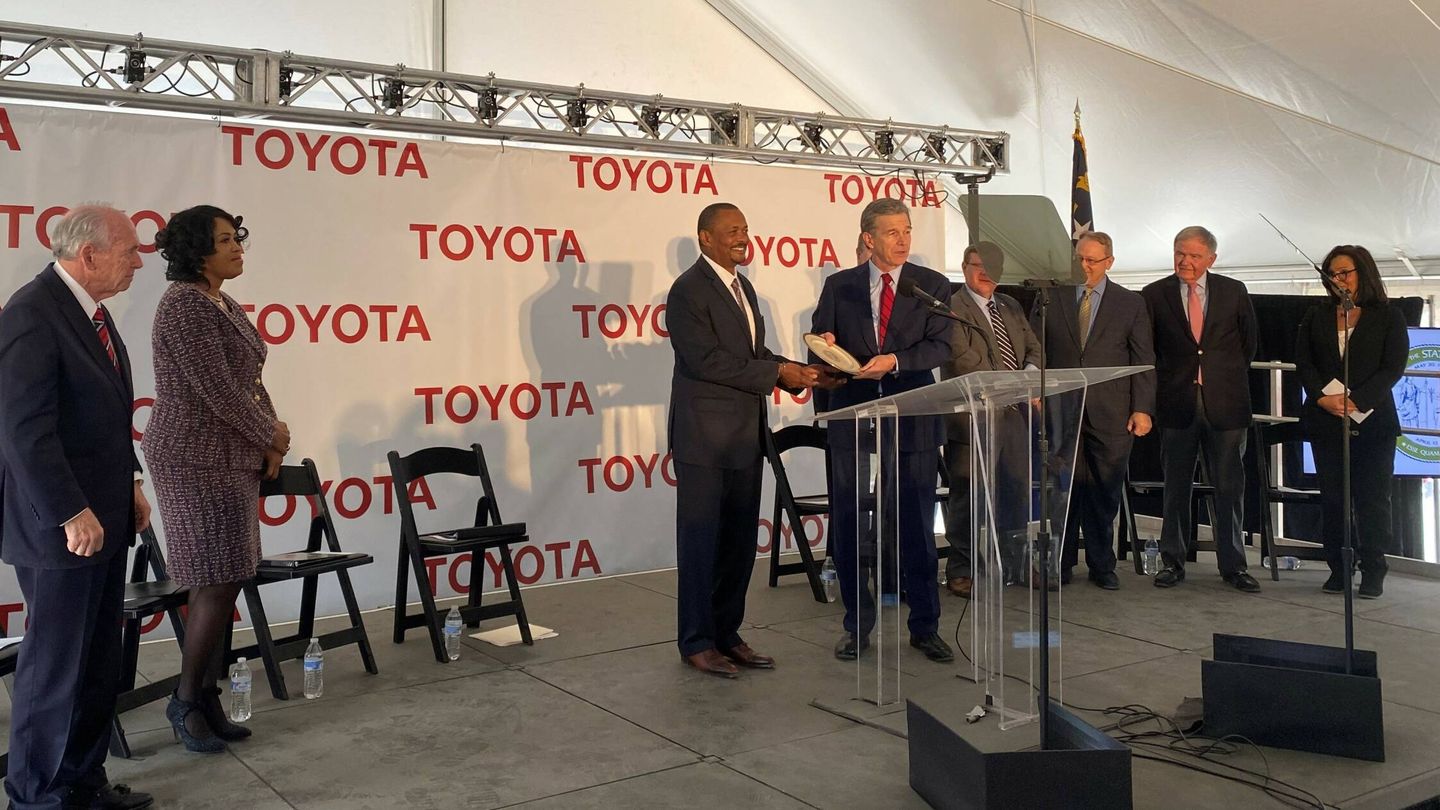 El anuncio de la ubicación de la planta fue realizado por Ted Ogawa, CEO de Toyota en Norteamérica.