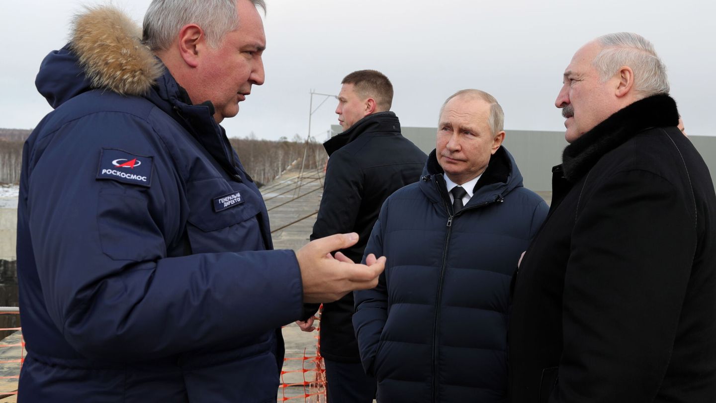 De izquierda a derecha: Rogozin con parka de Roscosmos, Putin y Lukashenko (EFE)