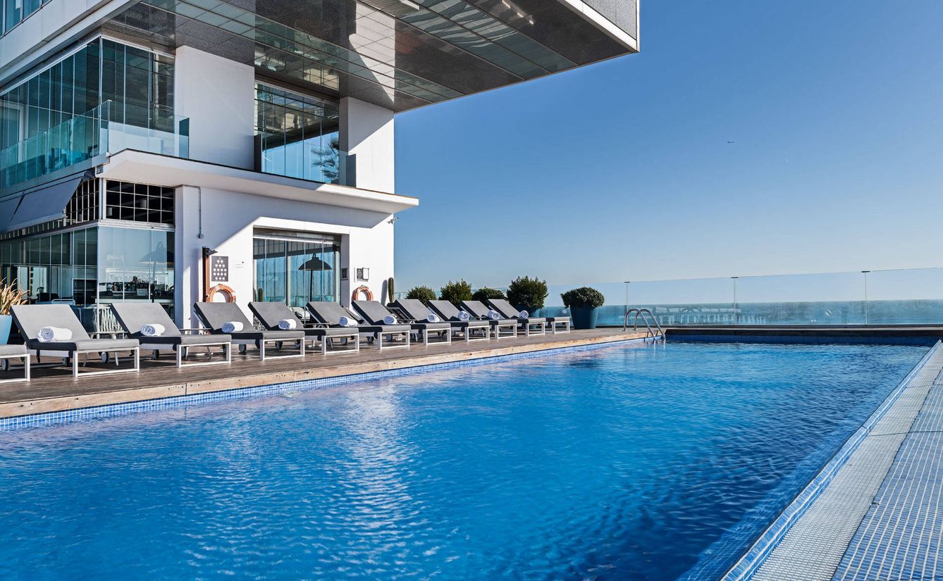 La terraza del AC Barcelona Forum, con piscina y junto al mar. (Cortesía)