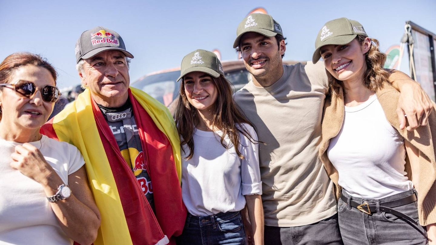 Carlos Sainz junto a su familia en la línea de llegada del Dakar. (Europa Press)