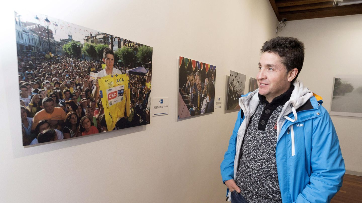 Carlos Sastre observa fotos de su victoria en el Tour en una exposición celebrada en El Barraco. (EFE/Raúl Sanchidrián)