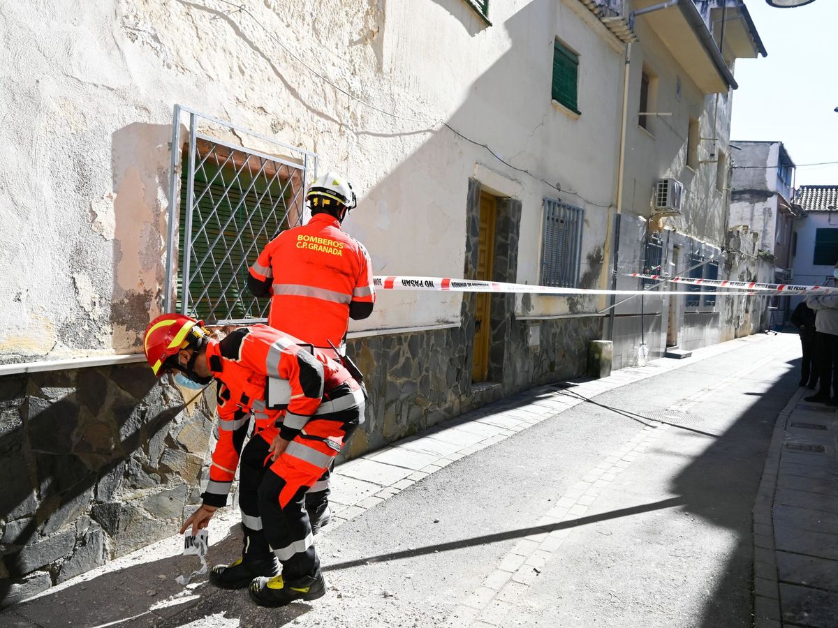 Foto: Bomberos de Granada intervienen en algunas de las zonas afectadas por los terremotos que sacudieron a la población granadina de Santa Fe. (EFE)