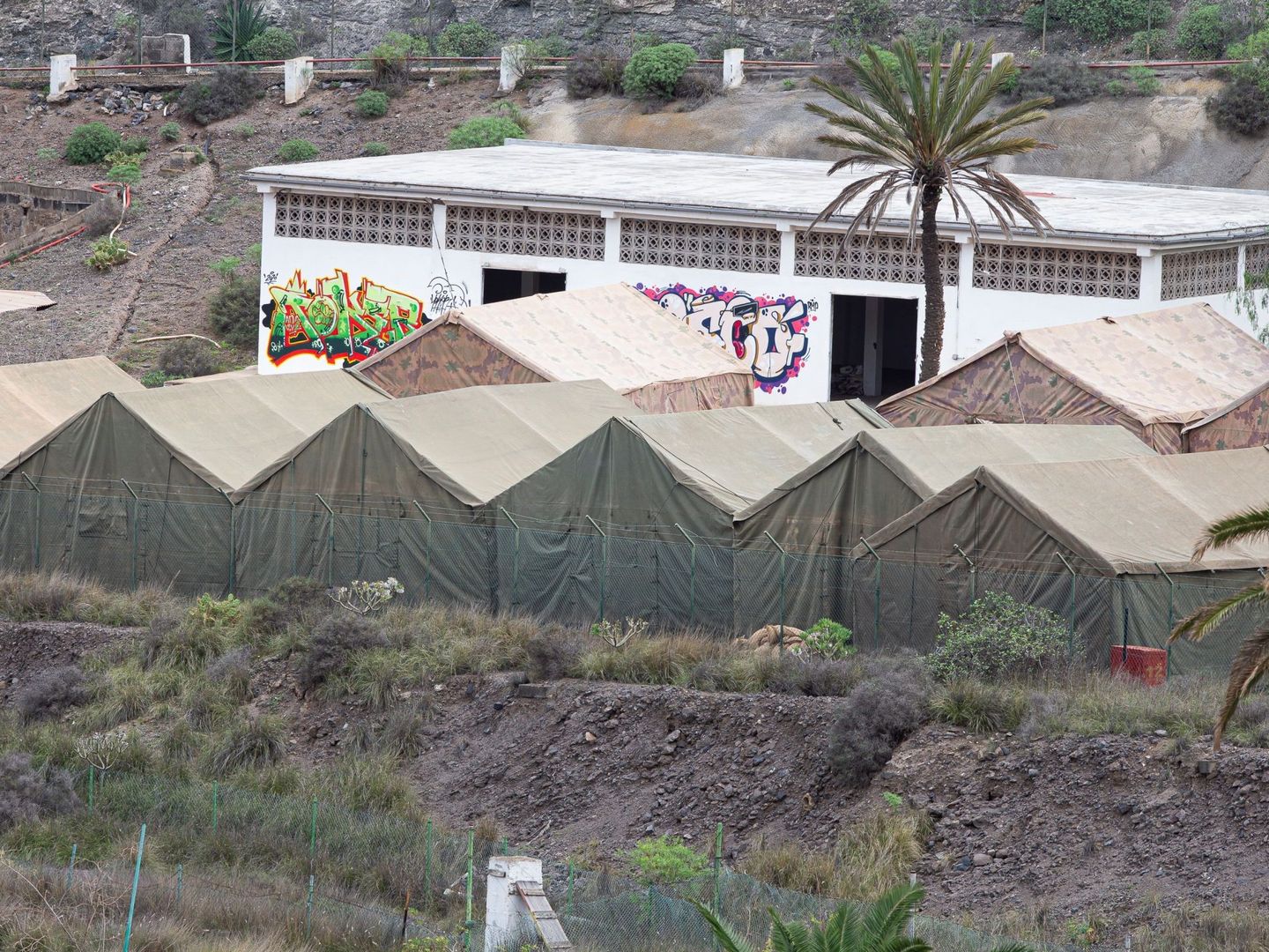 La Brigada Canarias XVI del Ejército de Tierra monta en los terrenos del antiguo polvorín de Barranco Seco, en Las Palmas de Gran Canaria. (EFE)