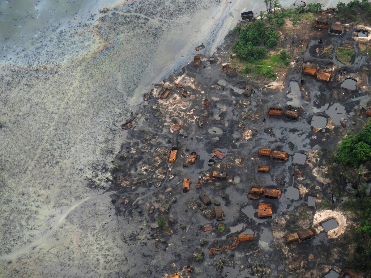 Foto: Imagen de archivo de una vista aérea que muestra refinerías ilegales en Nigeria. (Reuters/Paul Carsten)