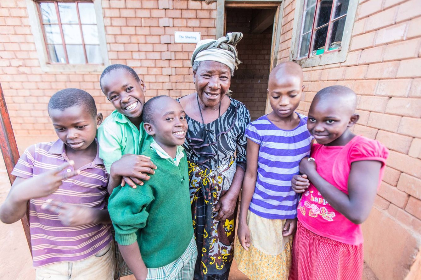 La abuela Anna Kavangi con sus 'nietos' en la aldea de Nyumbani. (Foto: Ismael Martínez Sánchez)