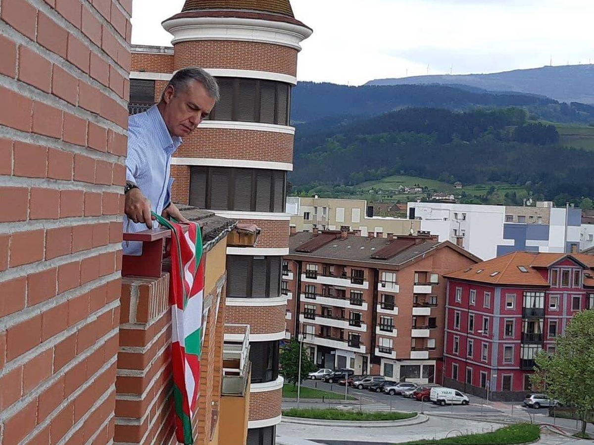 Foto: Urkullu coloca este domingo la ikurriña en el balcón de su casa en Durango para celebrar el Aberri Eguna. (PNV)
