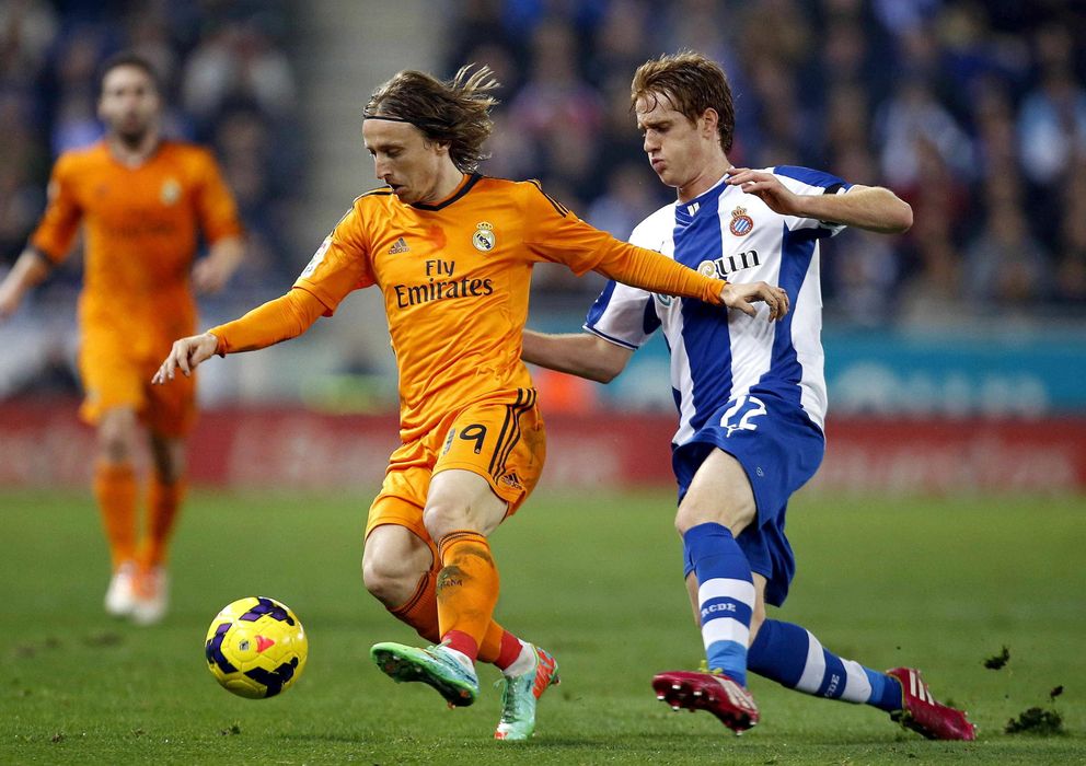 Foto: Luka Modric protege el balón durante el Espanyol-Real Madrid (EFE)