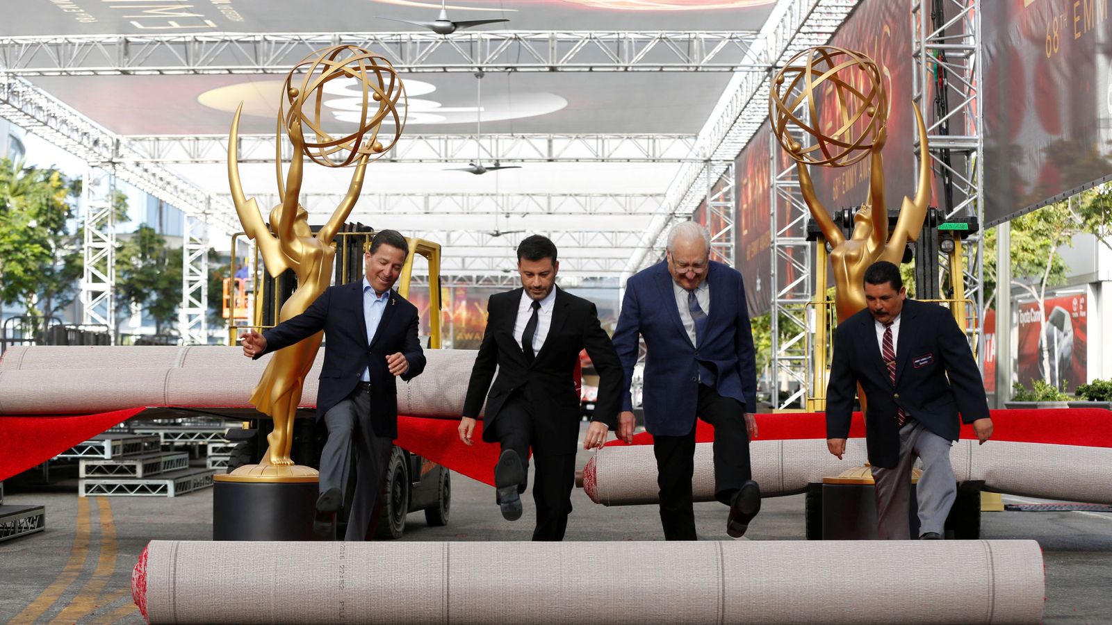 Foto: Jimmy Kimmel, presentador de la gala, extiende la alfombra roja