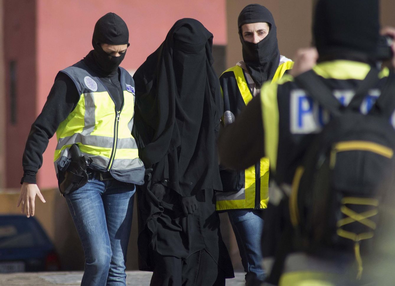 Foto: Policías españoles durante una operación en Melilla el 16 de diciembre de 2014 (Reuters)