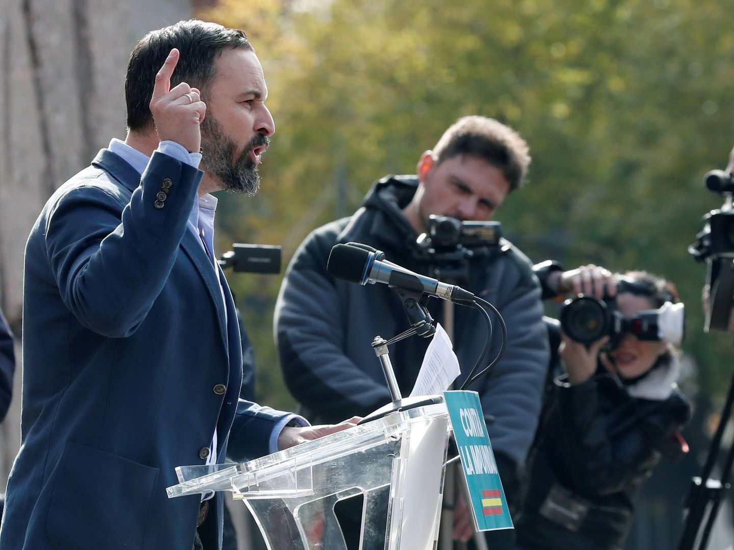 El presidente de Vox, Santiago Abascal, interviene la manifestación convocada por la Fundación para la Defensa de la Nación Española (DENAES) en la Plaza de Colón. (EFE)