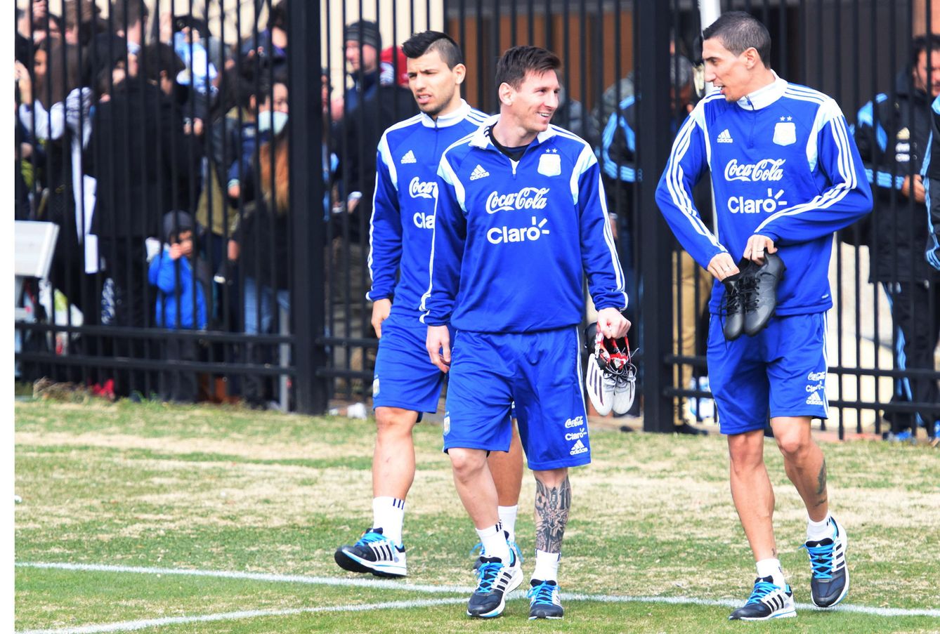 Messi y Di María, con el Kun Agüero detrás, en una concentración de Argentina (EFE)
