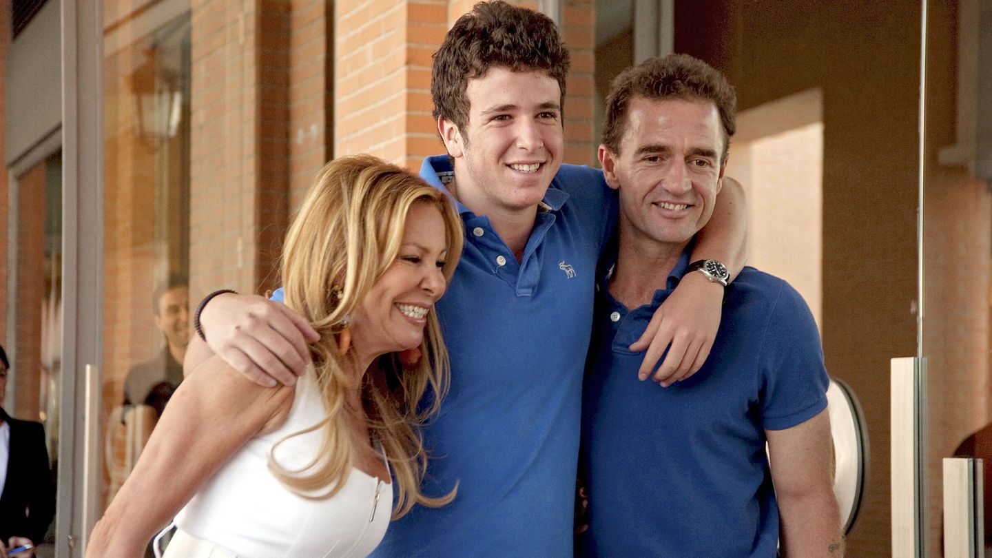 Ana Obregón y Alessandro Lequio, junto a su hijo Aless Lequio en su 19 cumpleaños.