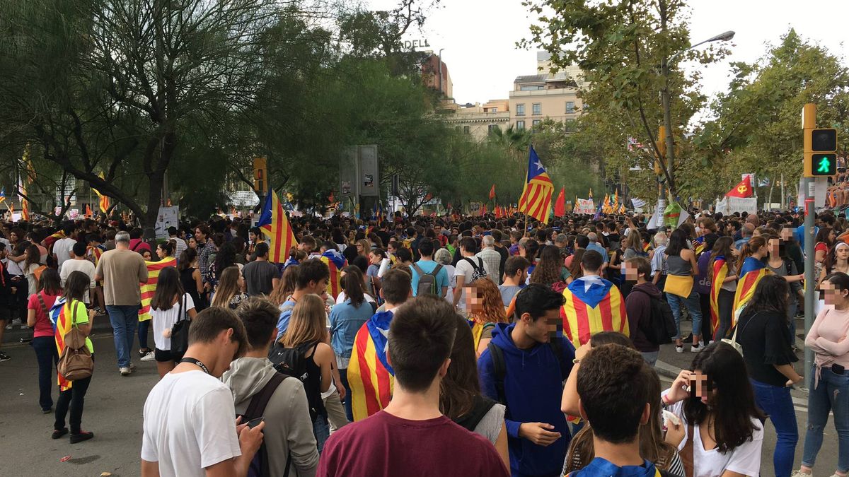 Miles de estudiantes marchan en Barcelona: "Que no nos suspendan la democracia"