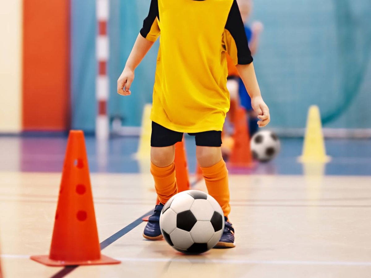 Foto: Vista de un niño jugando a fútbol. (iStock)