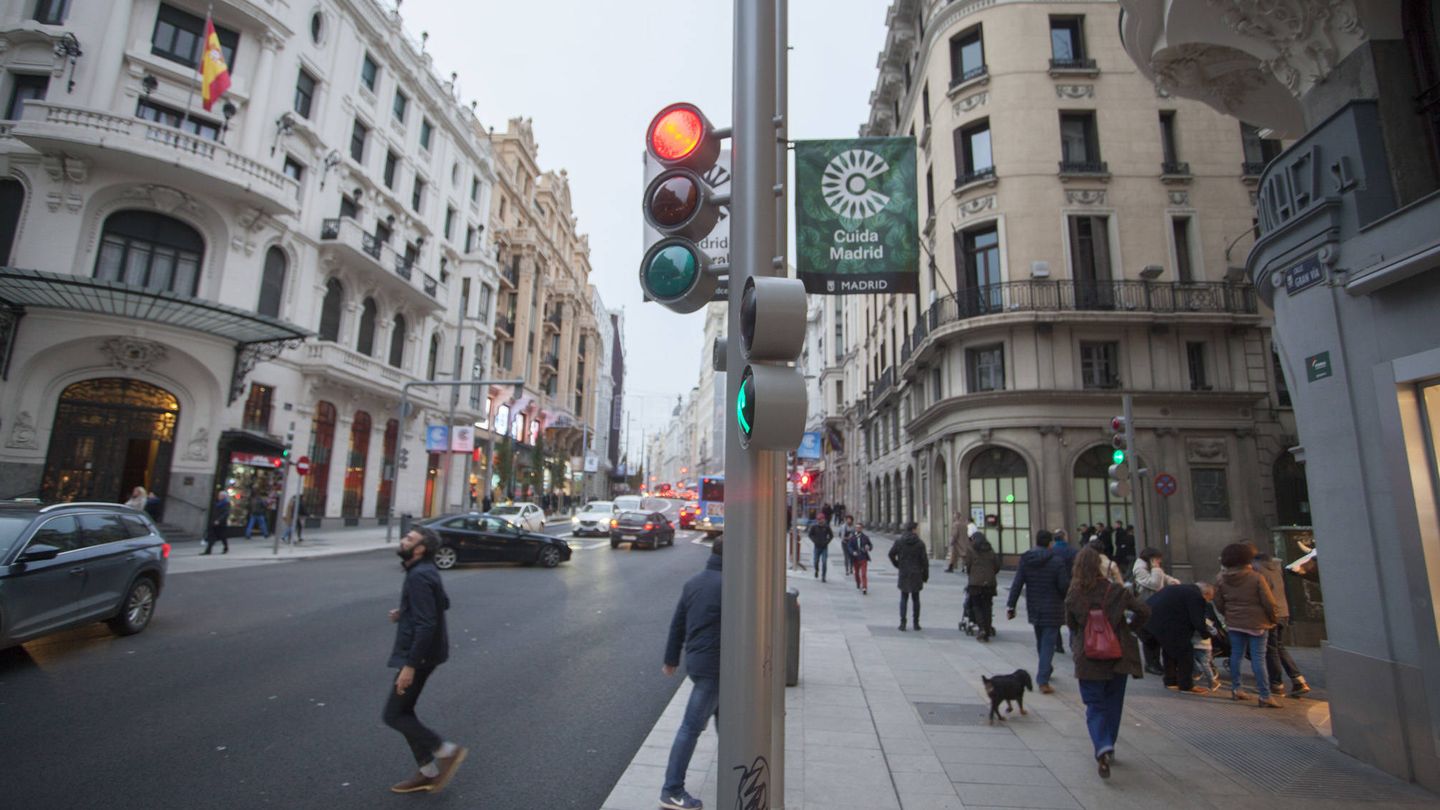 Los nuevos semáforos de marcada forma esférica no pasan desapercibidos. Foto: Enrique Villarino.