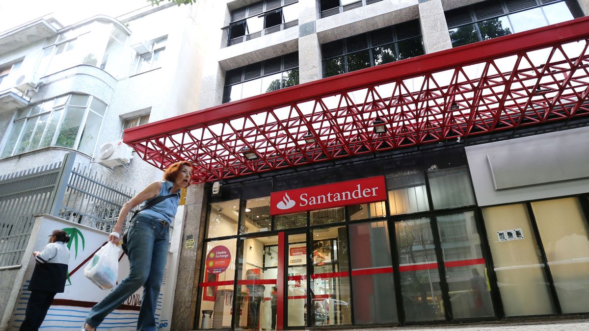 Oferta final del Santander: prejubilaciones con el 75% del salario y movilidad de 75 km