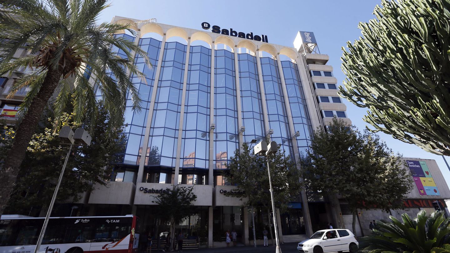Nueva sede del Banco Sabadell en Alicante. (EFE)