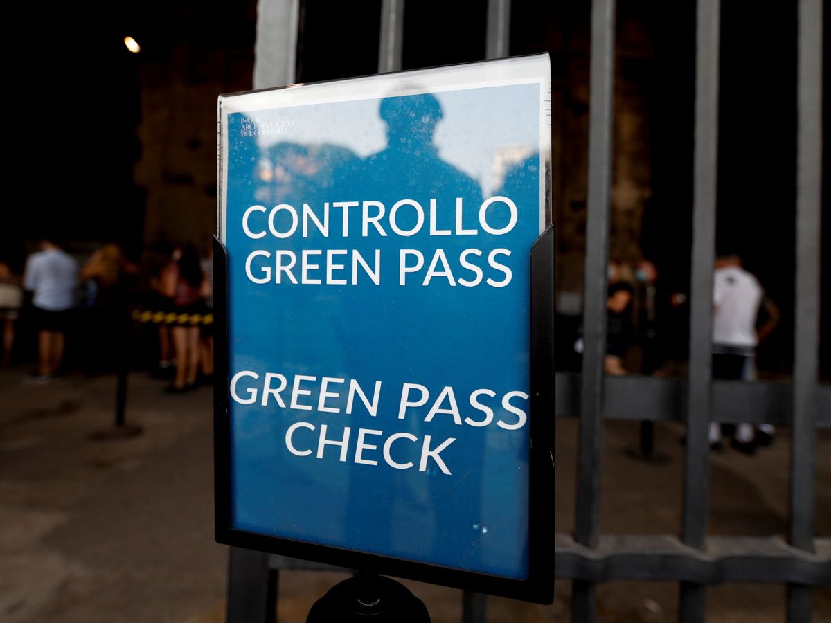 Foto: Control de 'green pass' en el Coliseo de Roma, Italia. (Reuters)