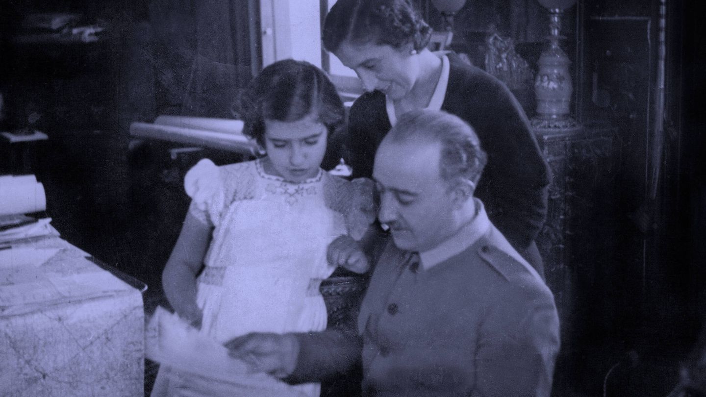 Carmen Franco con sus padres, Francisco Franco y Carmen Polo. (EFE)