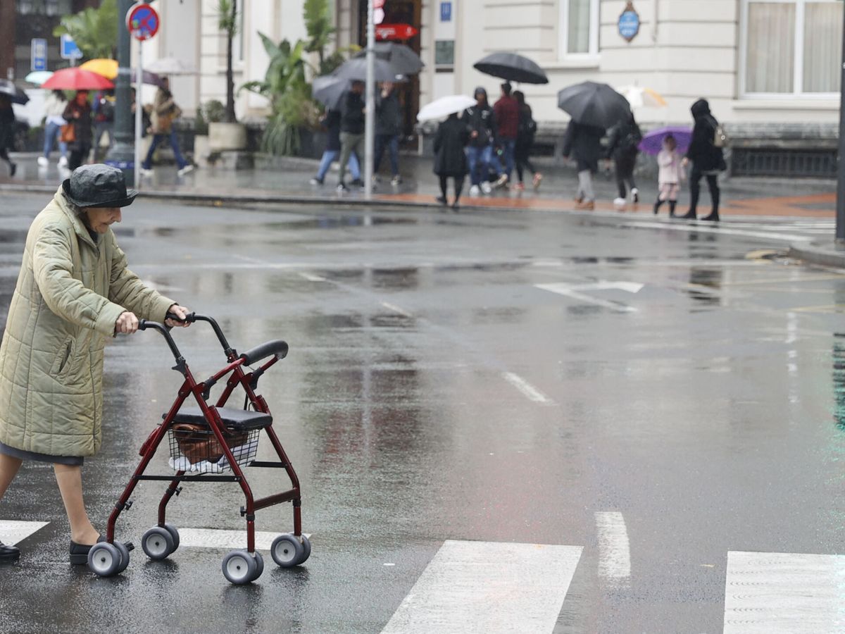Foto: Una pensionista cruza un paso de cebra en Bilbao. (EFE/Luis Tejido)