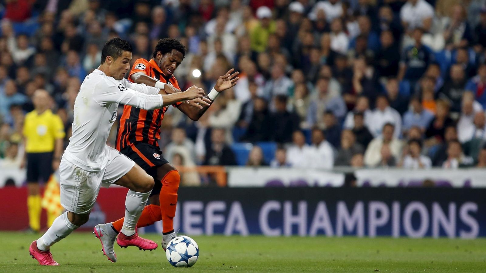 Foto: Cristiano Ronaldo lucha por el balón contra Frederico Rodrigues (Foto: REUTERS/Susana Vera)
