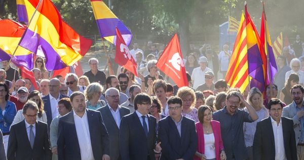 Foto: El secretario tercero de la Mesa del Parlament, Joan Josep Nuet, acompañado de Puigdemont, Artur Mas, Junqueras, Forcadell y Domènch antes de declarar como investigado ante el TSJC. (Efe) 