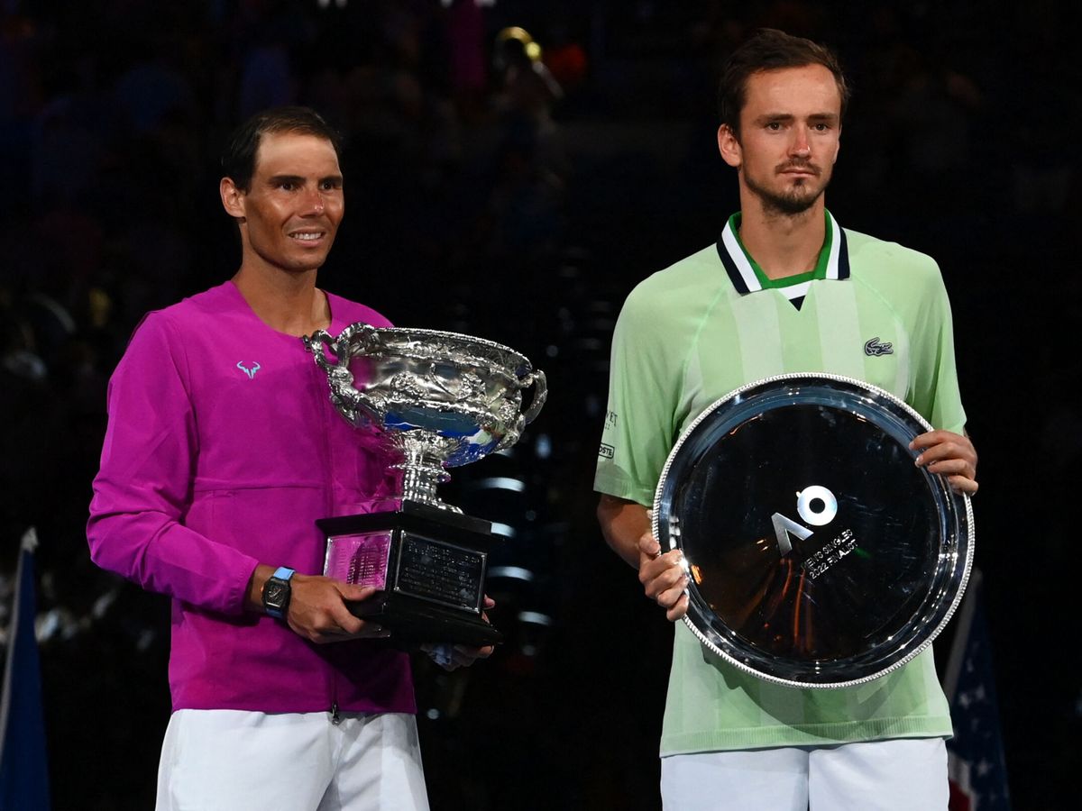 Foto: Nadal y Medvedev tras la final del Open de Australia. (Reuters/Emeahub Aws)