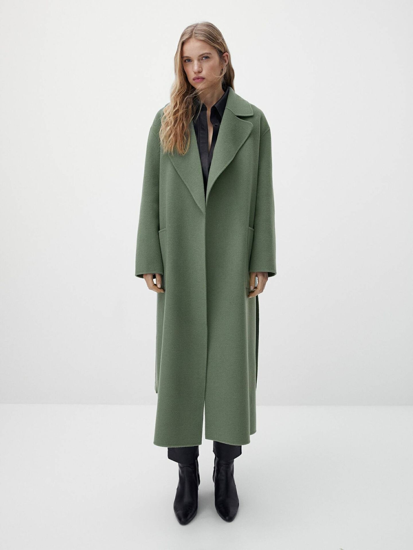 Un abrigo de la nueva colección de Massimo Dutti. (Cortesía)