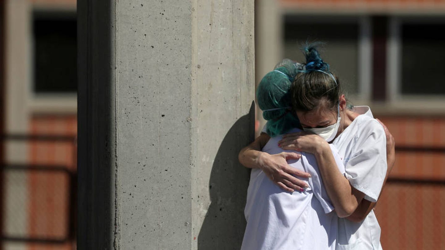 Dos trabajadoras se abrazan a las puertas del Severo Ochoa de Leganés. (Reuters)