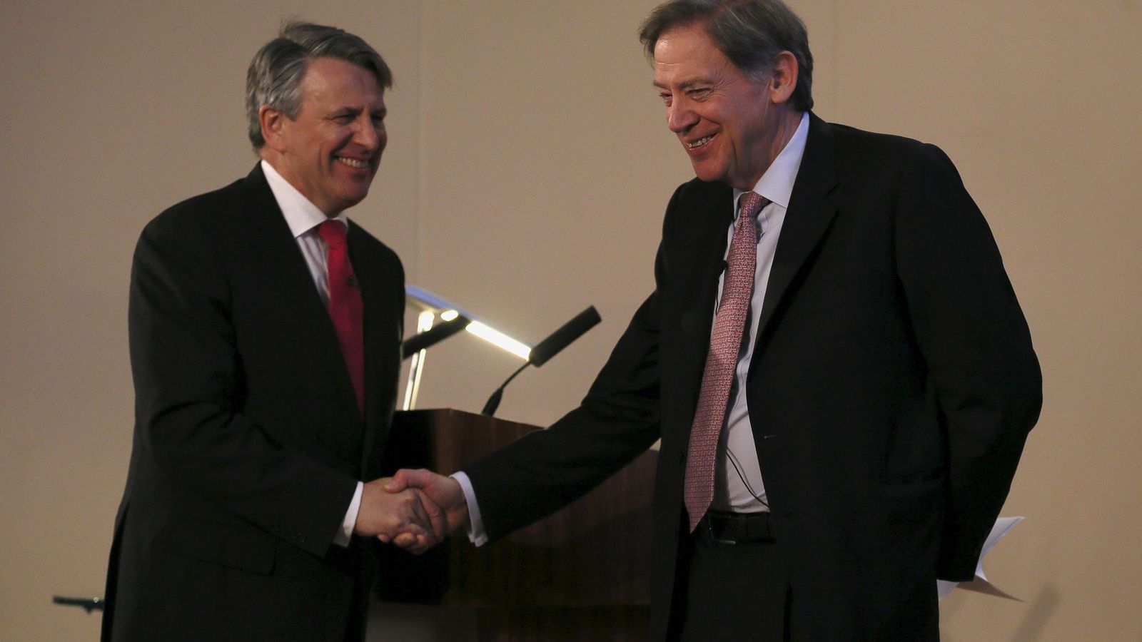 Foto: Van Beurden (Royal Dutch Shell) junto a Andrew Gould (BG Group) tras conocerse la noticia de la transacción (Reuters)