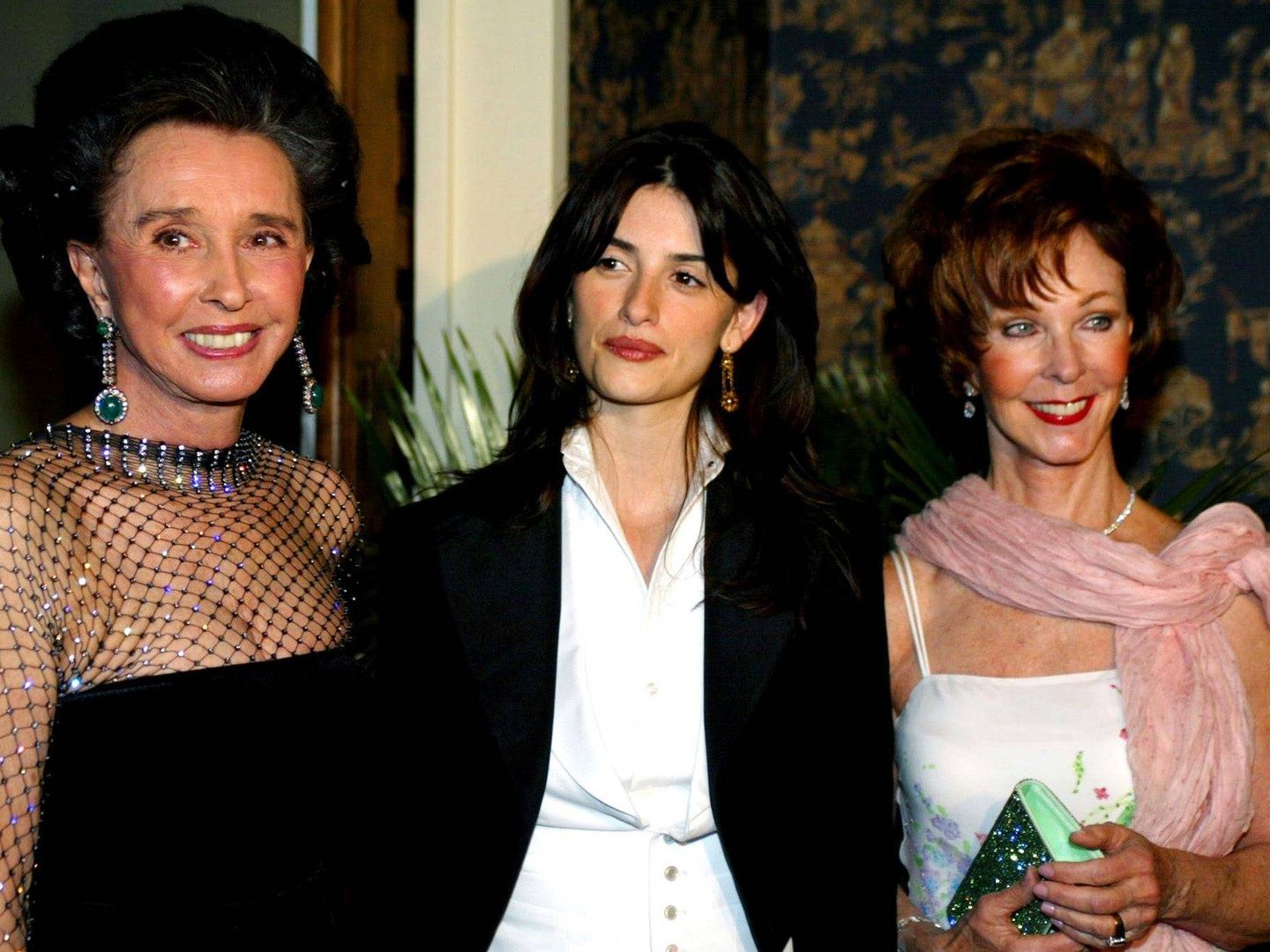 Aline Griffith junto a Penélope Cruz y Julia Argyros en abril de 2002