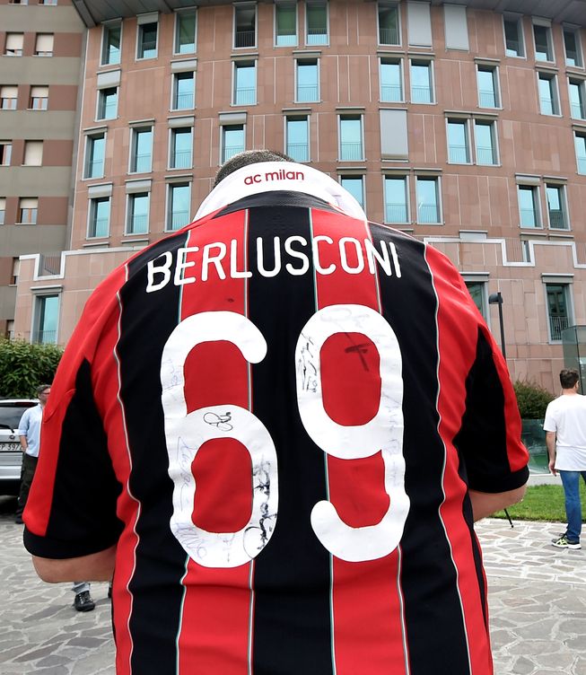 Un aficionado del AC Milan en la puerta del hospital donde Berlusconi fue ingresado. (Flavio Lo Scalzo/Reuters)