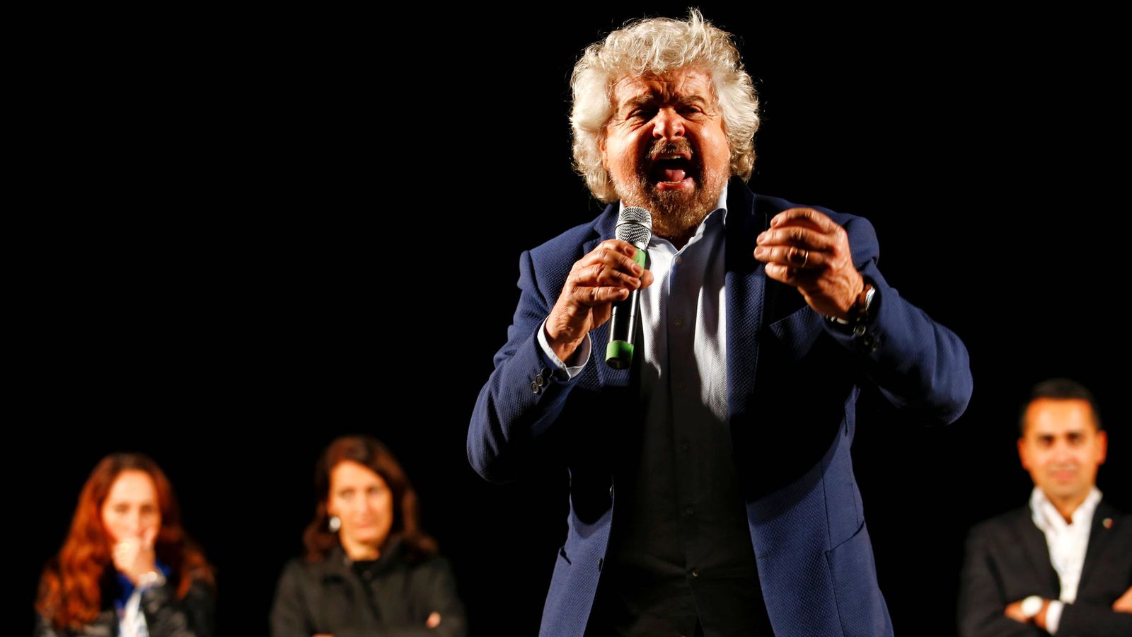 Foto: Beppe Grillo, fundador y líder del Movimiento 5 Estrellas, durante un evento a favor del No en el referéndum, en Roma (Reuters).