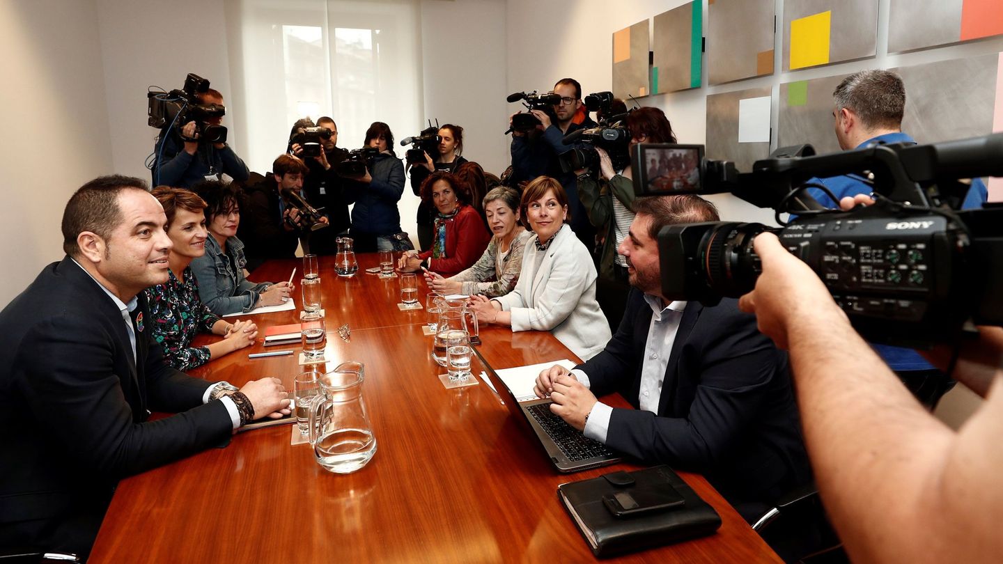 La líder del PSN, María Chivite, y la presidenta en funciones de Navarra, Uxue Barkos, este 5 de junio en Pamplona. (EFE)